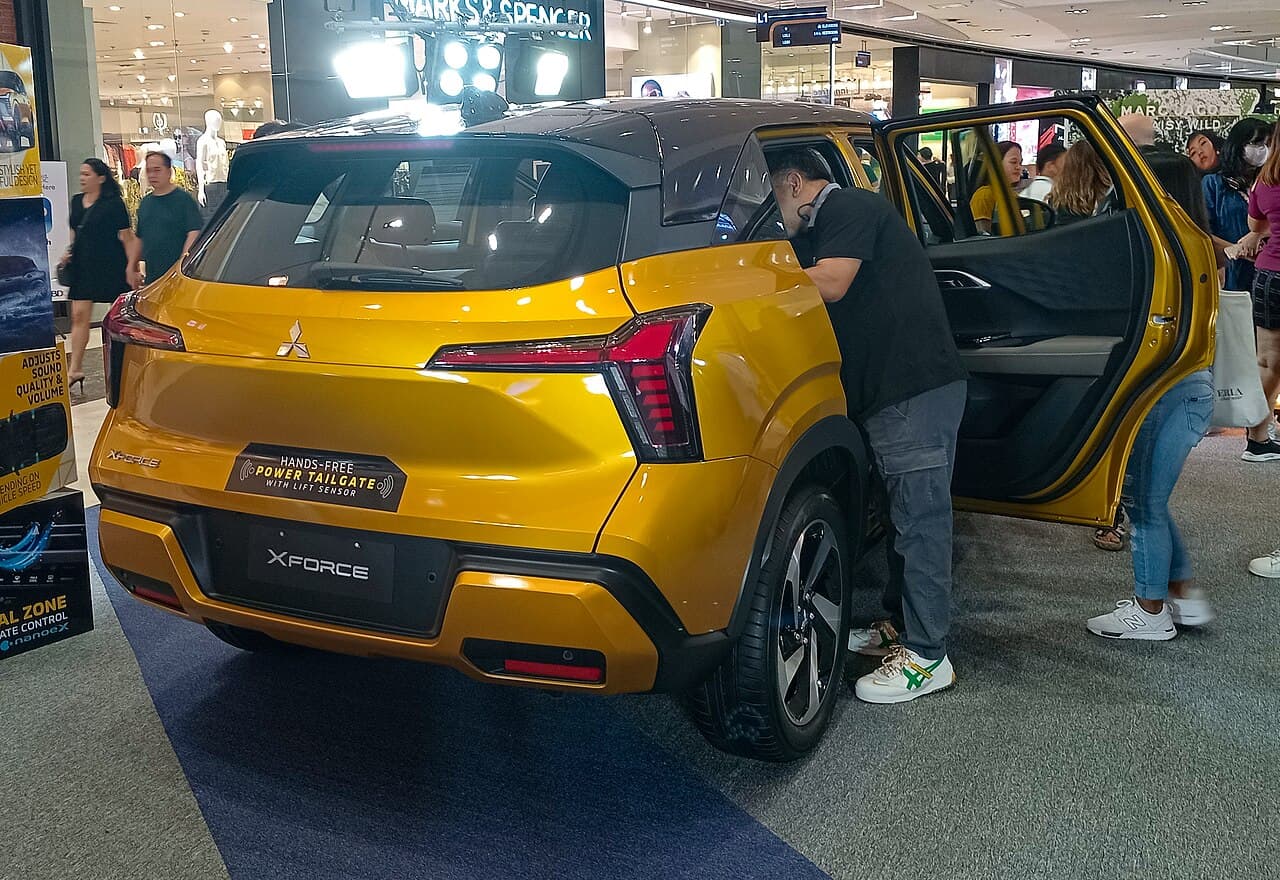 Mitsubishi Xforce vàng, góc sau phải